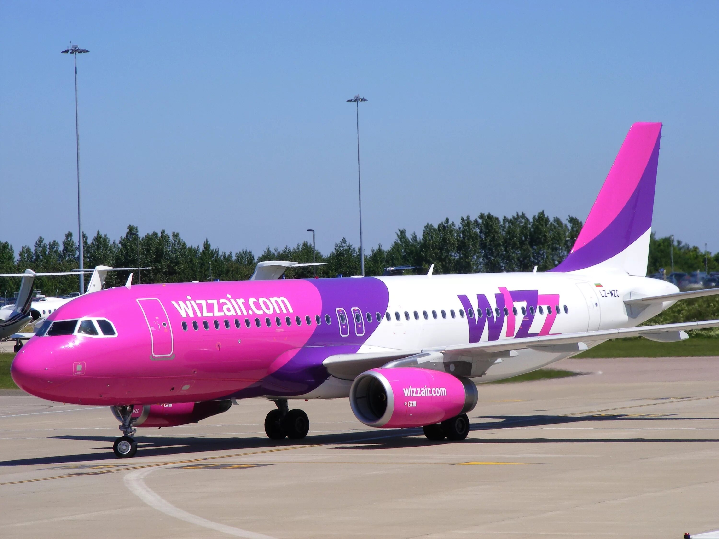 Wizz Air авиакомпания самолет. 5w7014 Wizz Air. Лоукостер a320. Wizz Air Abu Dhabi самолеты. Авиакомпания wizzair