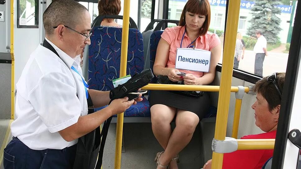 Женщины в общественном транспорте. Дамочки в общественном транспорте. Женщина в трамвае. Автобус с ногами. Русские женщины в автобусе