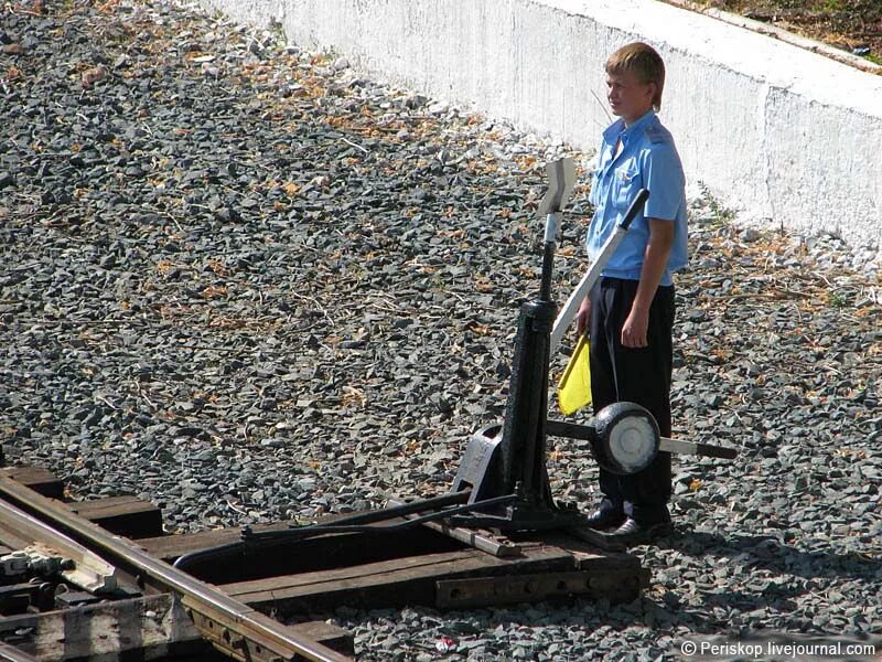 стрелочный перевод фото. стрелочник помогающий найти верную дорогу. стрелочница на железной дороге. стрелочник ржд. профессии на железной дороге.