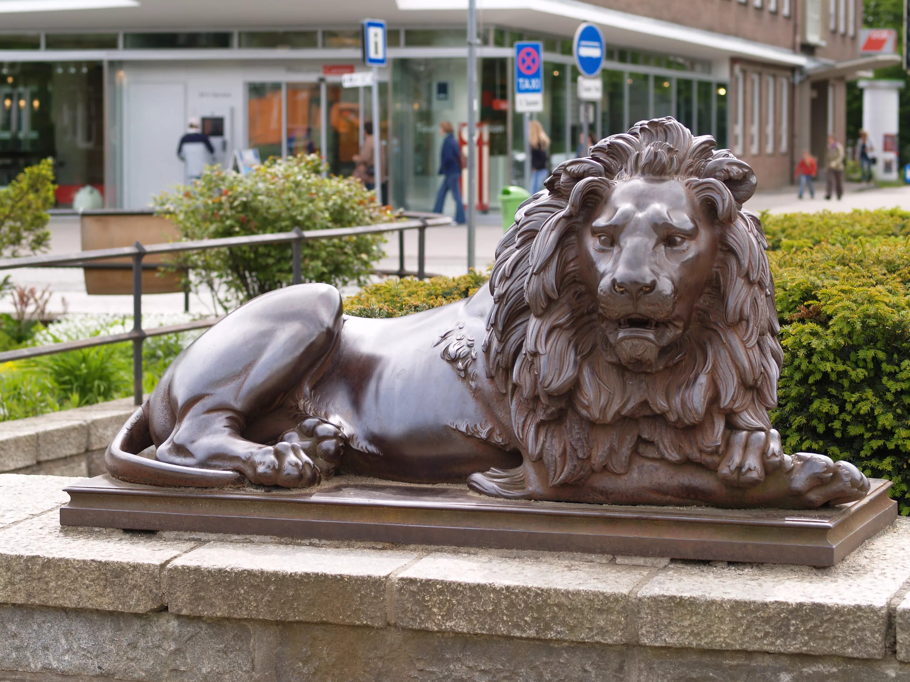 Статуя львов. Скульптура Льва в городе Орадя. "Зеленоград" скульптура Льва. Бронзовый памятник Лев Москва. Panketal Германия статуя Льва.