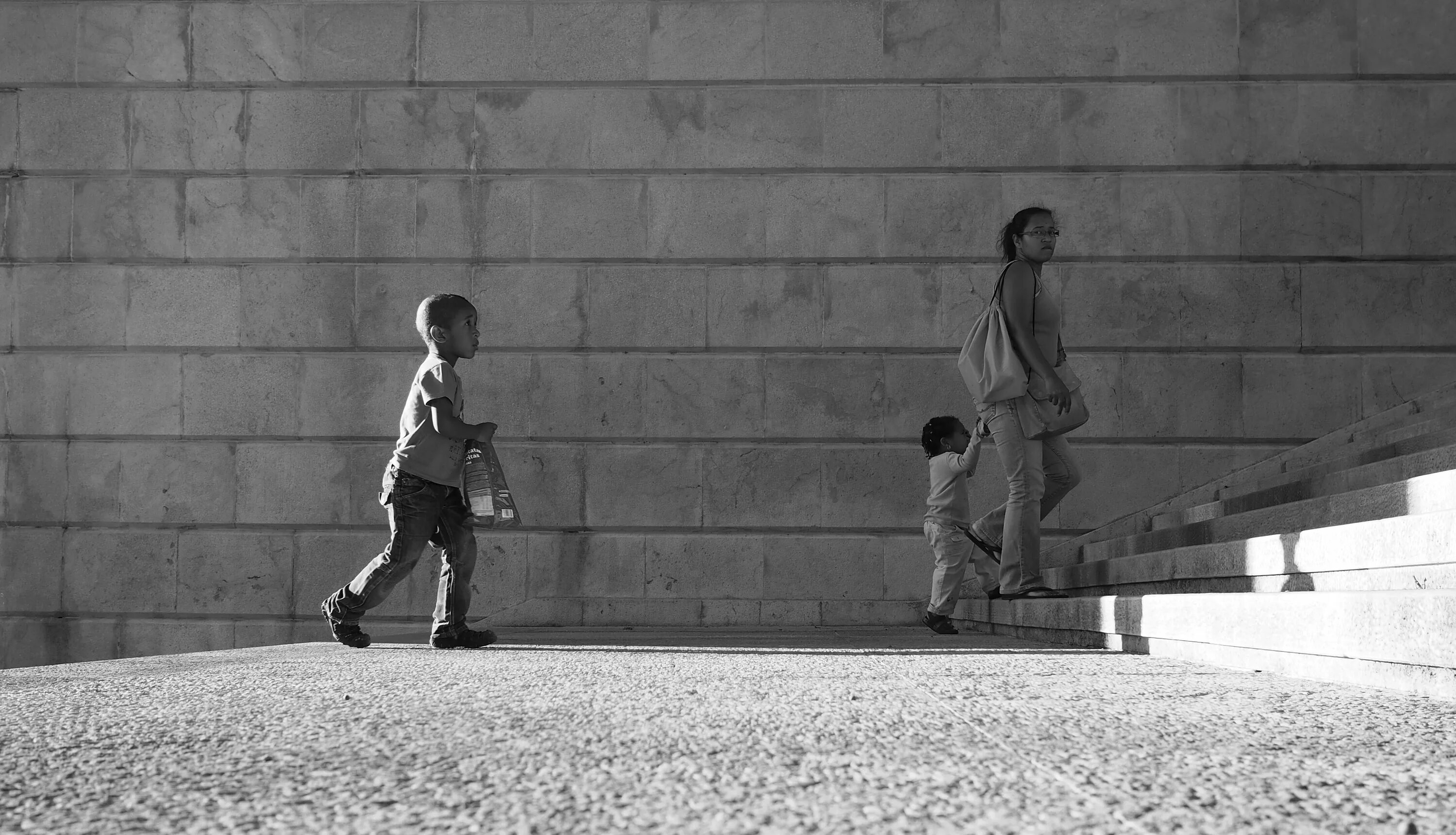 Графические иллюзии. Это одиночество. Сообщество уличных фотографов. Черно белый человек видео. Толпа чернокожих детей.