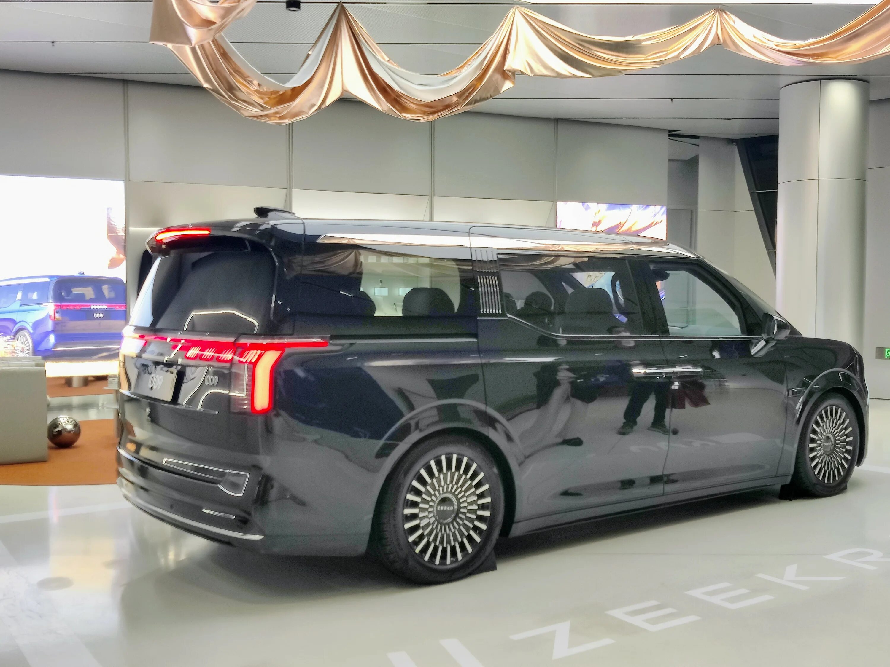Zeekr 001 минивэн. Geely zeekr 009. Zeekr 009, 2023. Zeekr 009 автомобиль. Электромобиль zeekr 009.