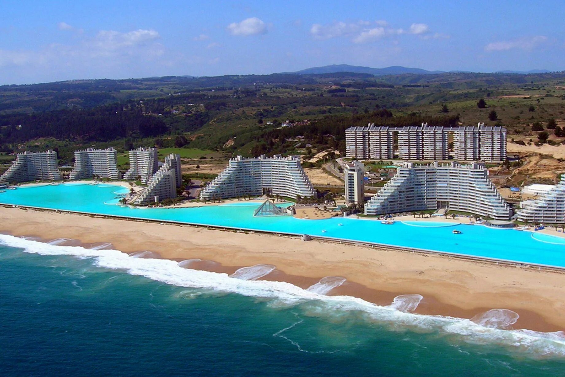 Бассейн с морской водой открытый. Самый большой бассейн в мире San Alfonso.