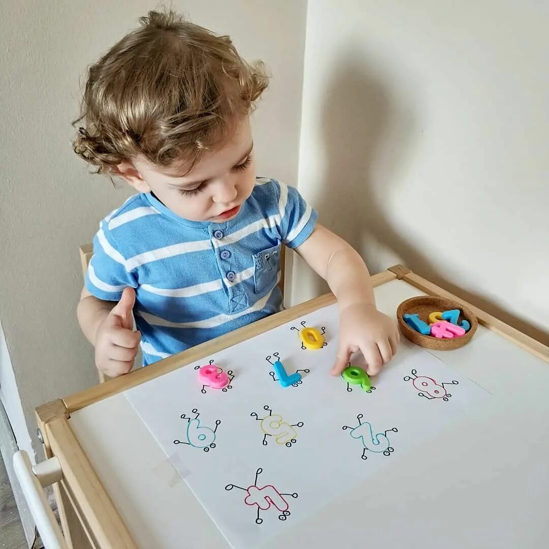 Занятие для малышей 1 2. Занятия с малышами 1-2 года. Монтессори рисование. Идеи для занятий с детьми. Идеи игр для детей.