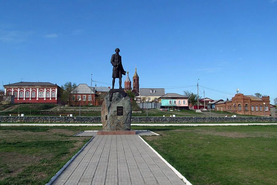 Ленинский район город орск. Памятник Кириллову в Бузулуке. Кириллов памятник Орск. Город Орск памятник Кириллову. Памятник Кириллова Орск.