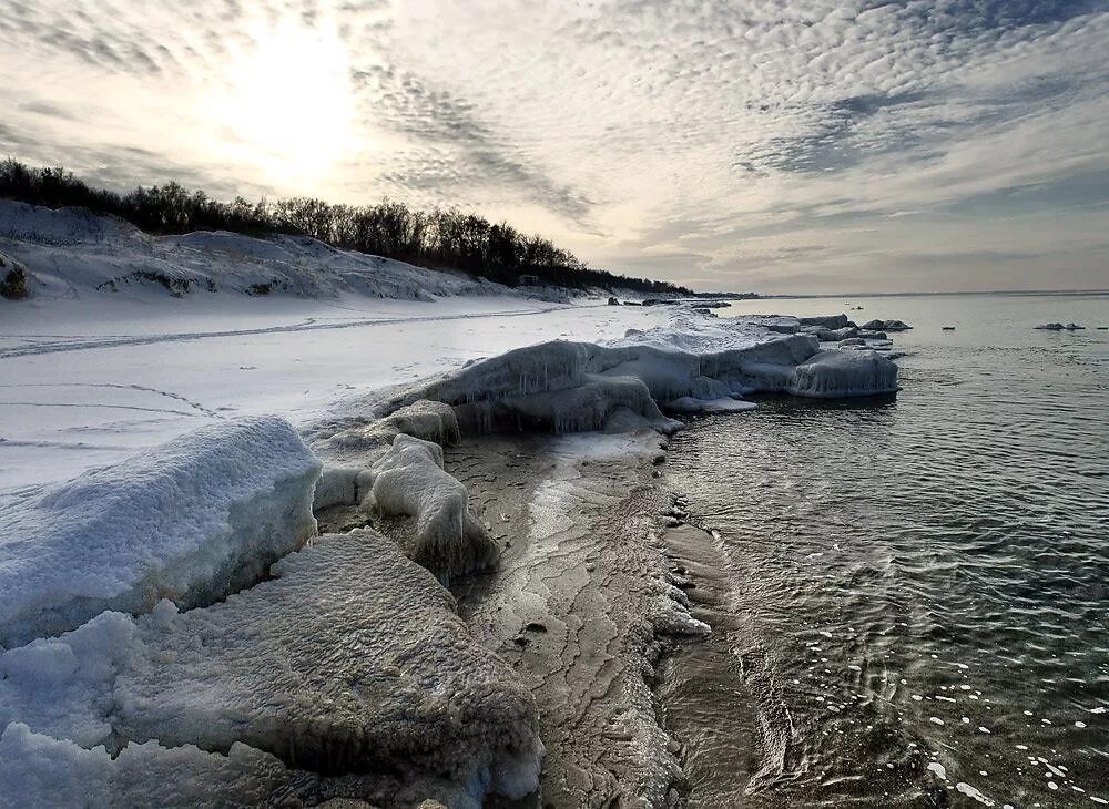 Эстония финский залив. Финский залив ночью. Зимняя куршская коса. Балтика зимой пустынна и угрюма. Балтика зимой пустынна.