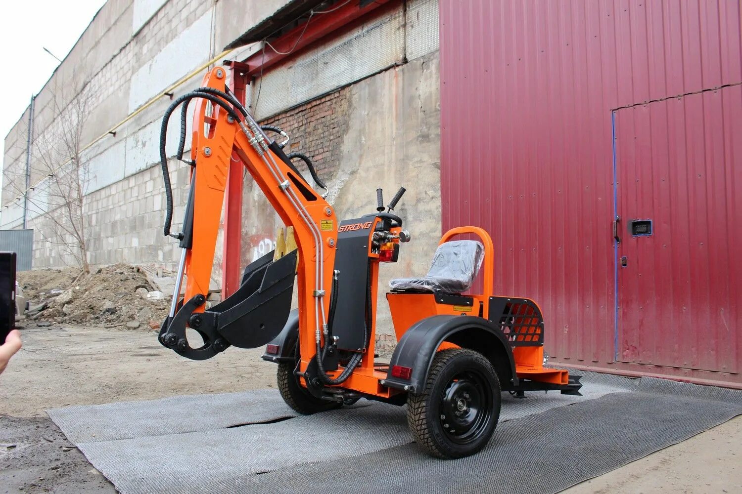 Прицеп экскаватор. Мини-экскаватор strong m 1000. мини-экскаватор strong ms 1500. миниэескаватор стронг. прицепной мини экскаватор стронг.