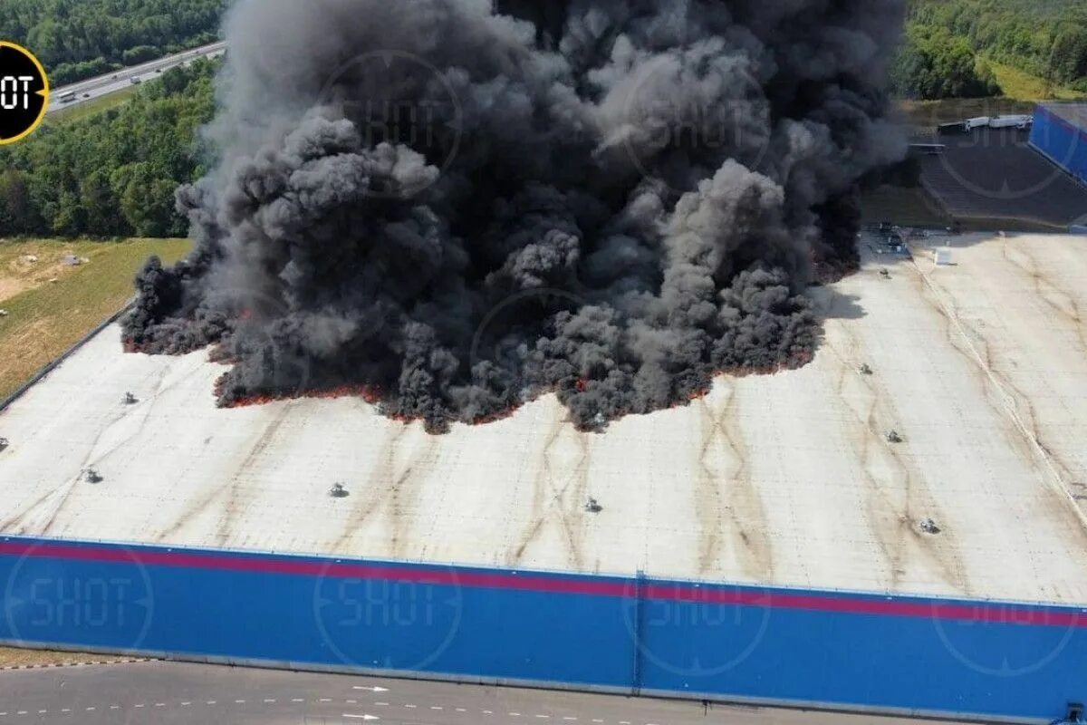 Сколько раз выгорала москва. Склад Озон новая Рига пожар. Горит склад Озон на новой Риге. Склад Озон новая Рига. Сгорел склад Озон в Подмосковье.