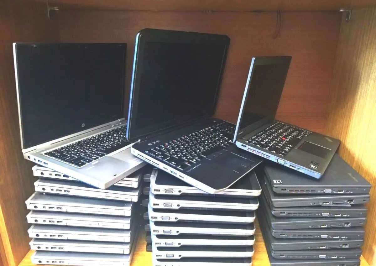 Покупка продажа бу. Стопка ноутбуков. Много ноутбуков. Ноутбуки много. Ноутбуки склад.