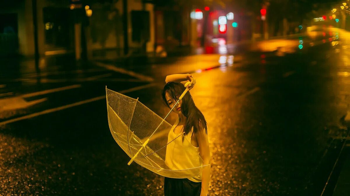 She s in the rain. Девушка с зонтом. Девушка с зонтом вечером. Девушка с зонтиком ночью. Девушка под дождем вечером.