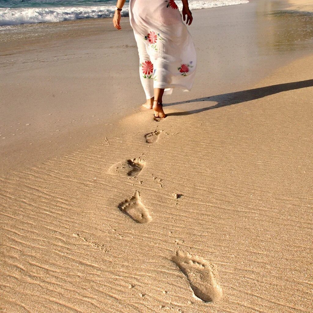 Следы на песке слушать. Босиком по песку. Девушка на песке. Девушка пляж песок. Девушка на песке у моря.