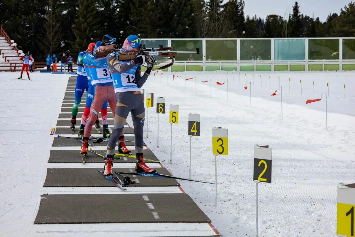 Биатлон чемпионат россии масс старт мужчины. Первенство России по биатлону. Масс старт гонка биатлон. Масс-старт биатлон начало старта. Сборная Тюмени по биатлону масс старт.