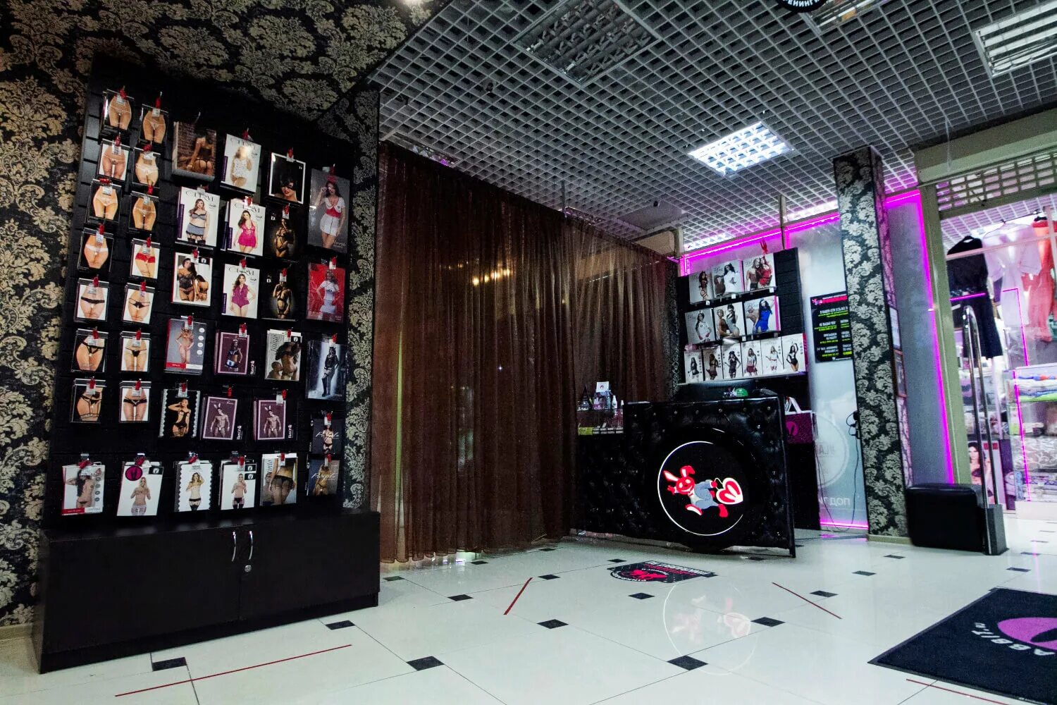 Пинк спб. Pink rabbit санкт петербург. музей пинк рэббит. магазин pink rabit санкт петербург. розовый кролик пермь.