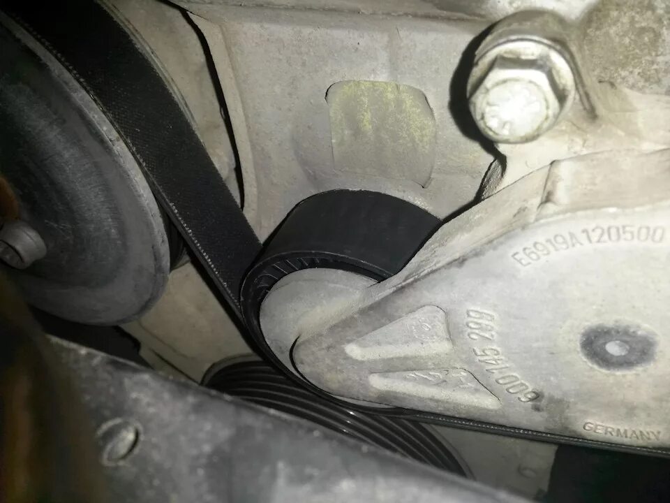 Ремень поликлиновый поло седан 1. Замена ремней фольксваген поло. Ролик обводной поло седан 1. Ремень генератора поло седан 1. Замена ремней фольксваген поло.