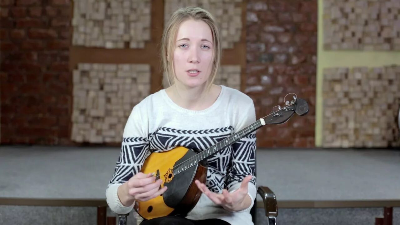 Домра струнные щипковые музыкальные инструменты. Постановка рук домриста. Штрихи легато стаккато маркато. Домра гаммы гаммы. Музыкальные примеры.