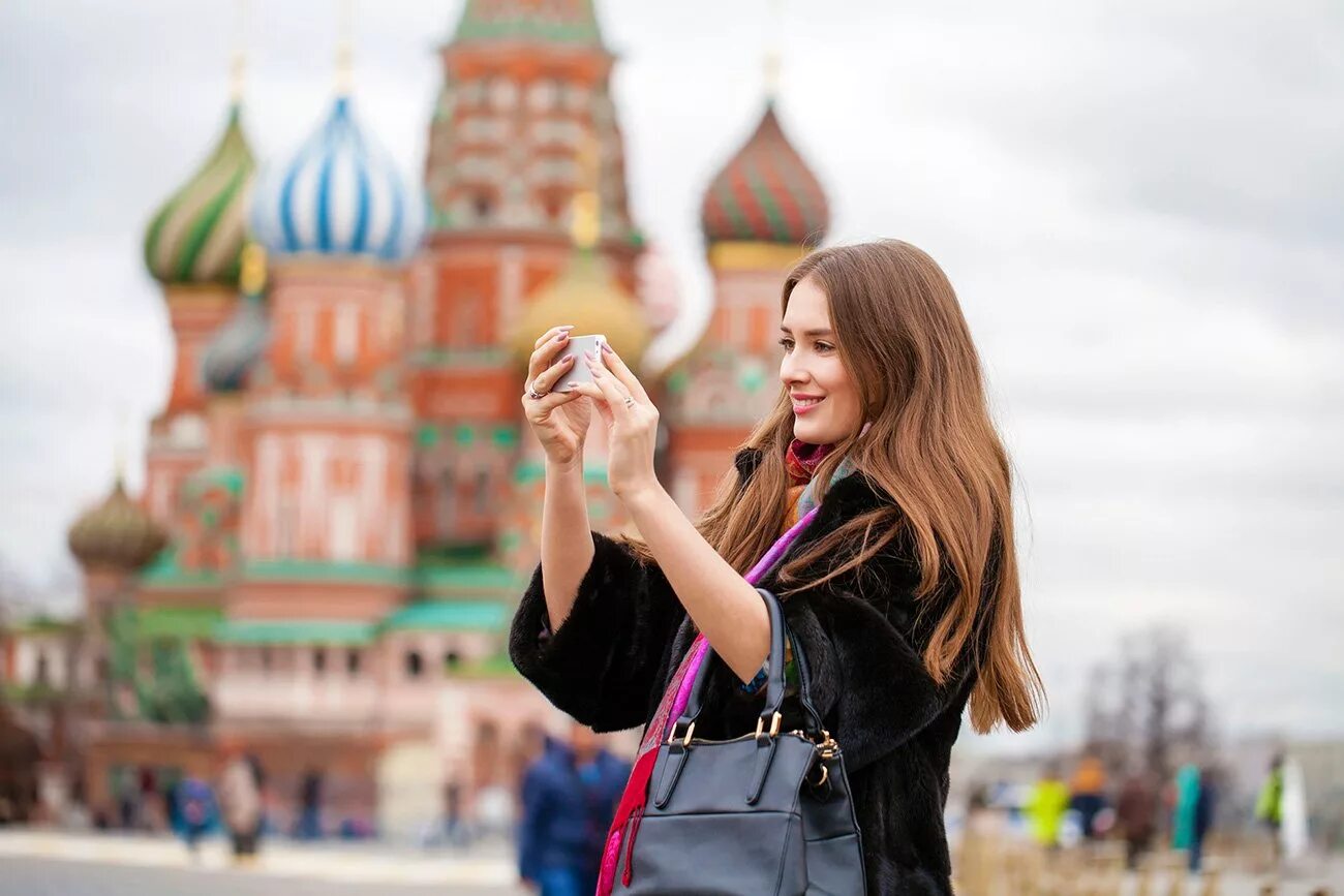Туристы на красной площади. Девушка на фоне Кремля. Красивые девушки Москвы. Туризм красная площадь.