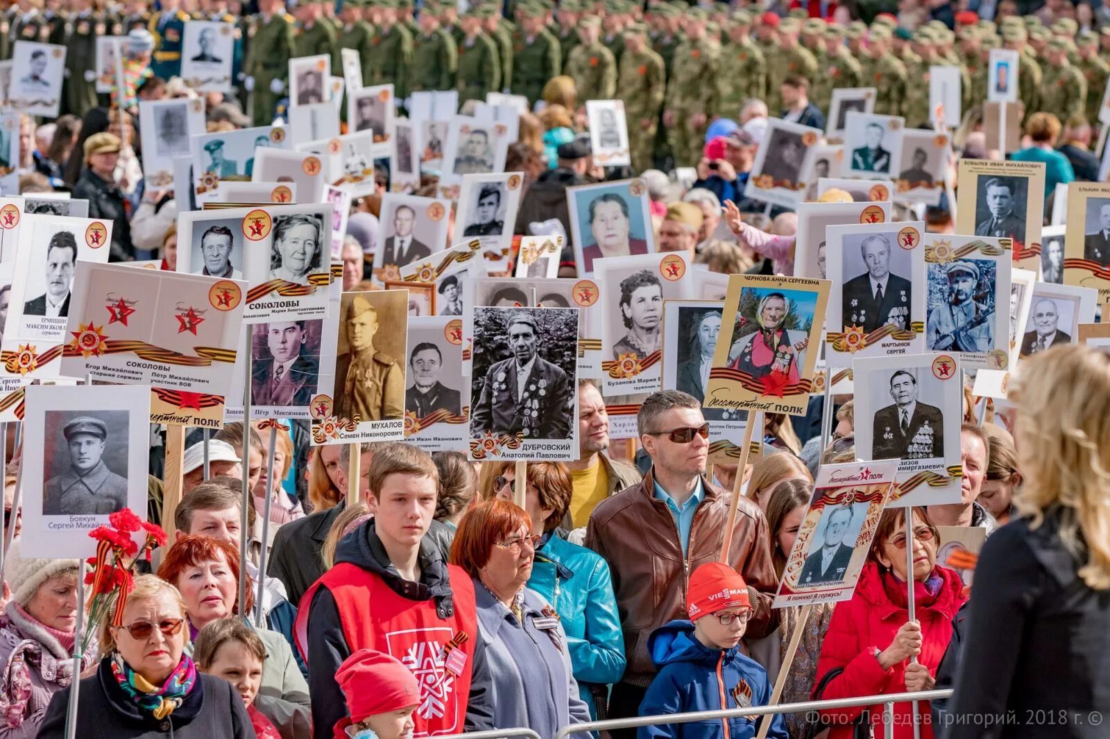 Шагает полк. Бессмертный полк. 9 Мая Бессмертный полк. Празднование 9 мая Бессмертный полк. Бессмертный полк картинки.