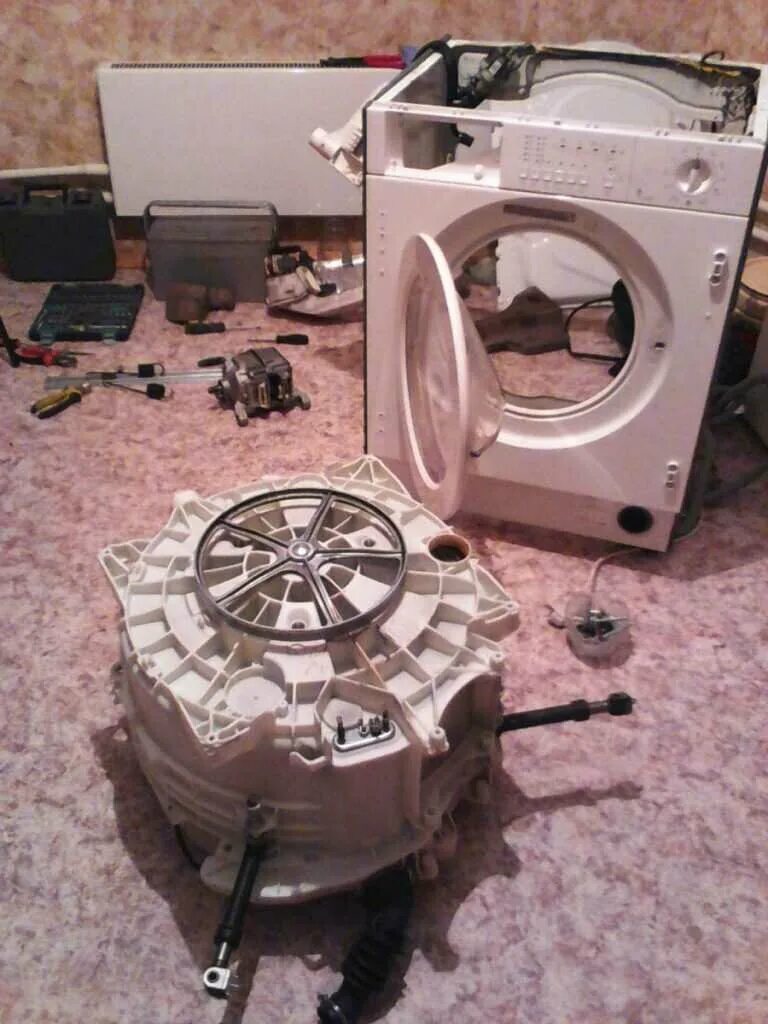 Центр ремонта стиральных машин электролюкс. Ремонт стиральных машин. Починка стиральной машинки. Разобранная стиральная машина. Сломалась стиральная машинка.