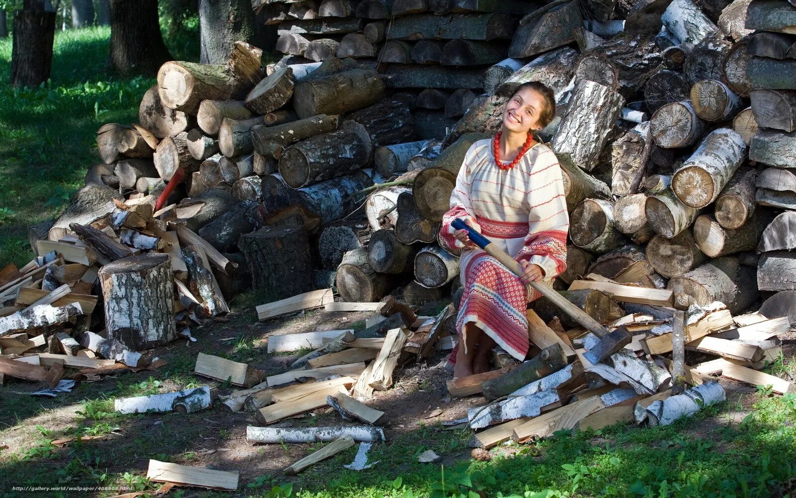 Дрова. Рубка дров. Рубка дров в деревне. Женщина с дровами.