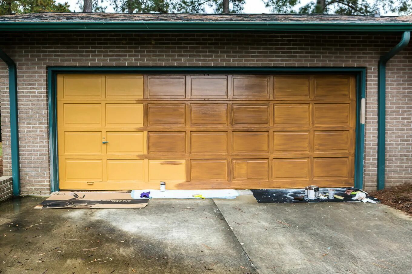 Покраска гаражных ворот. Красиво покрасить гаражные ворота. Покрасить деревянный гараж. Красим гаражные ворота креативно. Май гараж на русском