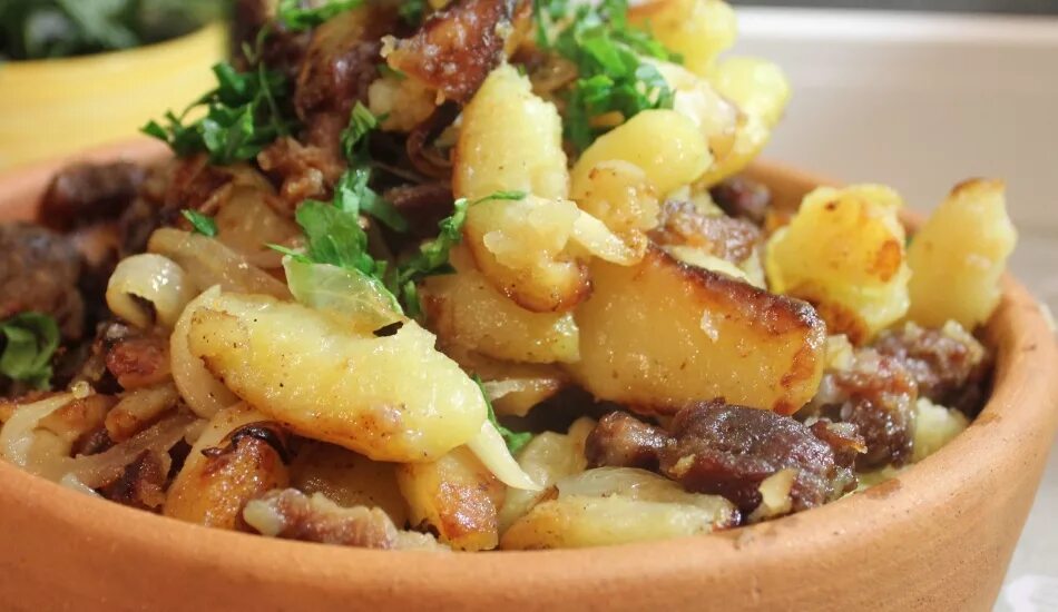 Жаркое мясо грибы картошка. Оджахури с картошкой. жареная картошка с мясом. картофель жареный с мясом.