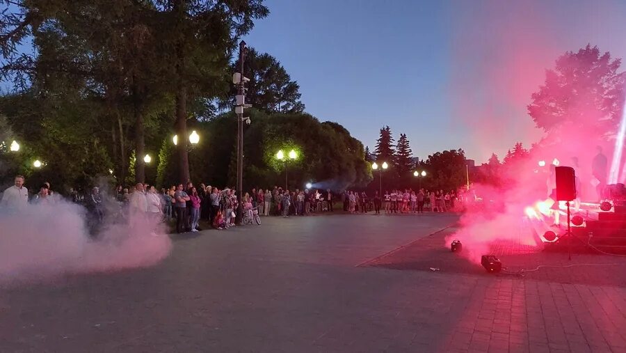 Луч рыбинск. Небо в огне. День города Рыбинск. В лучах славы. Лучи на памятник.