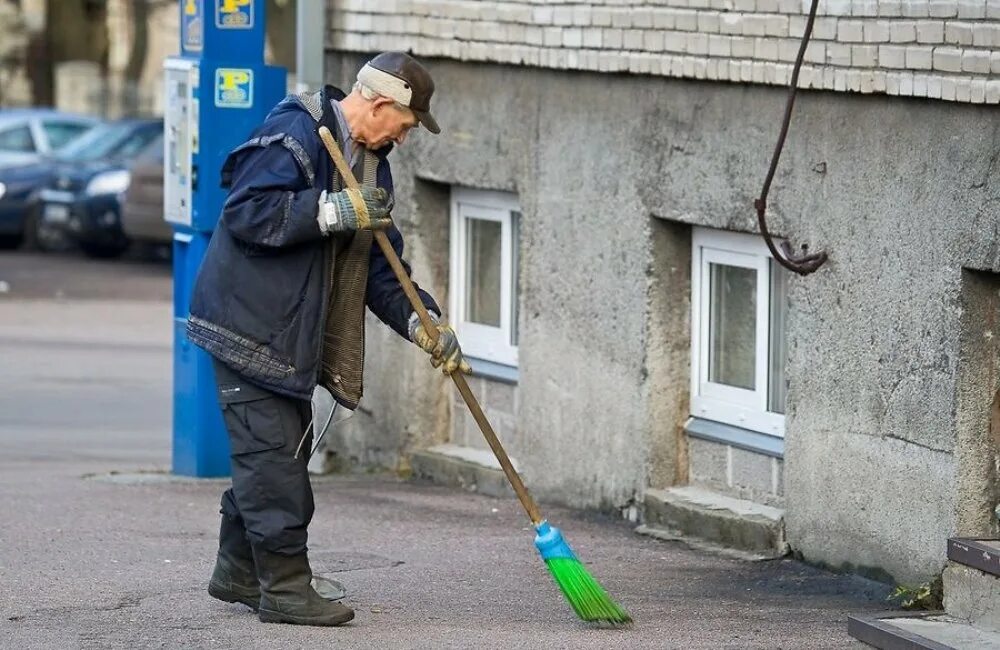 Объявление уборщица. Требуется уборщица. Ищу работу уборщицей. Требуется на работу уборщица. Уборщица работы без работы.