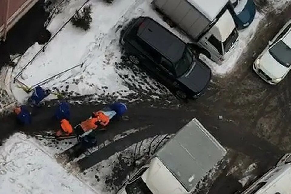 Человек упал с крыши Москва. Сбросился с крыши в Москве Снежная улица.