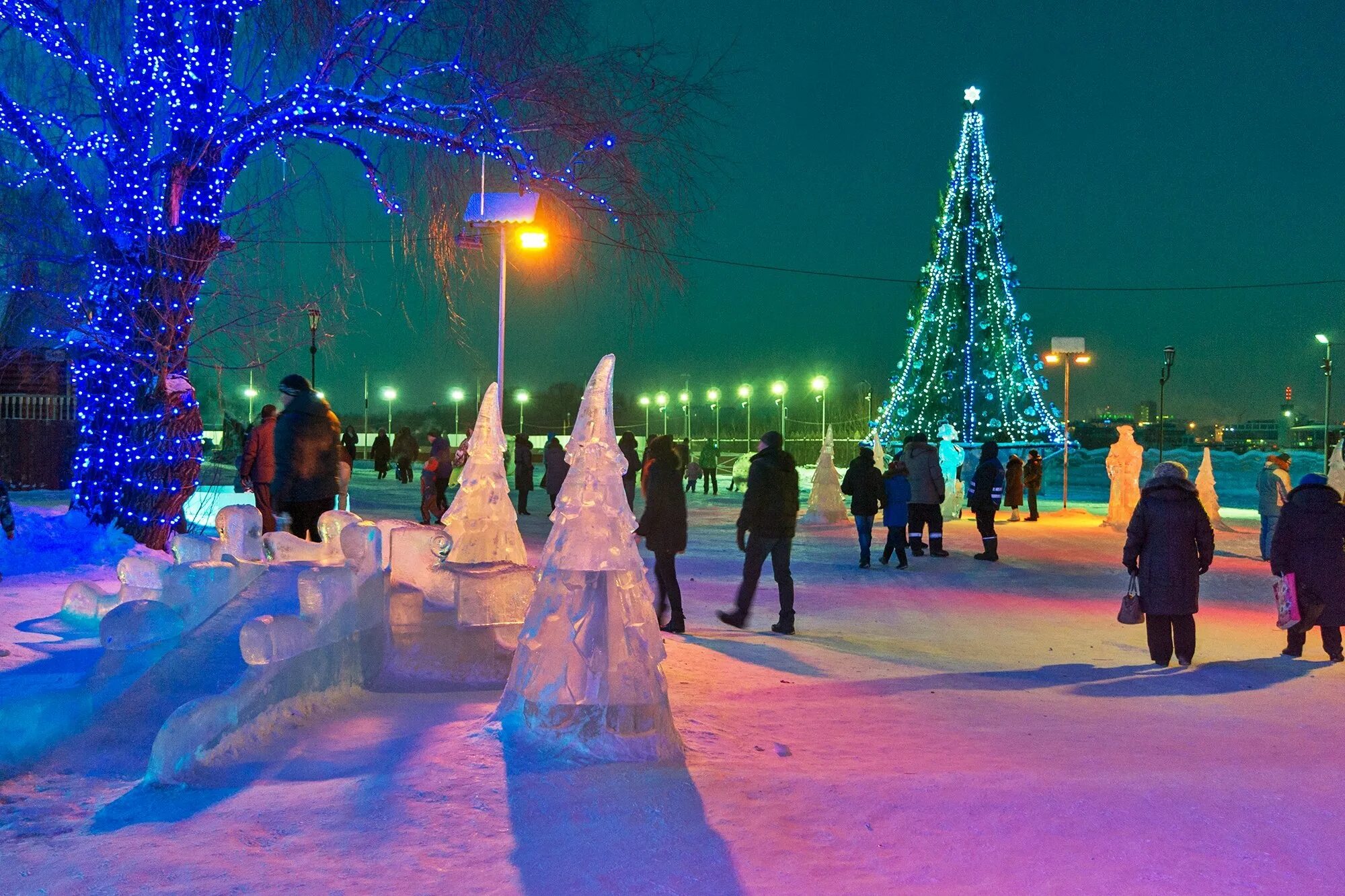 Зелёный остров омск ледяной городок. Городская елка омск. Омск зимой на новый год. Омск новый год 2021. Зимний омск 2022 вечером.