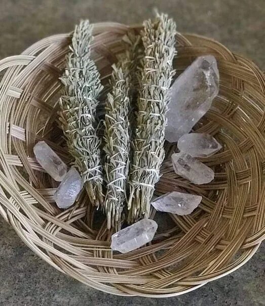 Магические травы для окуривания помещения. Полынь крапива зверобой. Заговор на очищение полынью. Чернобыльник трава окуривание. Окуривание полынью дома.