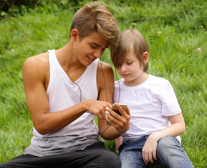 Старшая и младшая сестра. Два мальчика обнимаются. Тоби уотсон и алекс. Дружные брат и сестра. Виллиам франклин миллер в полный рост.