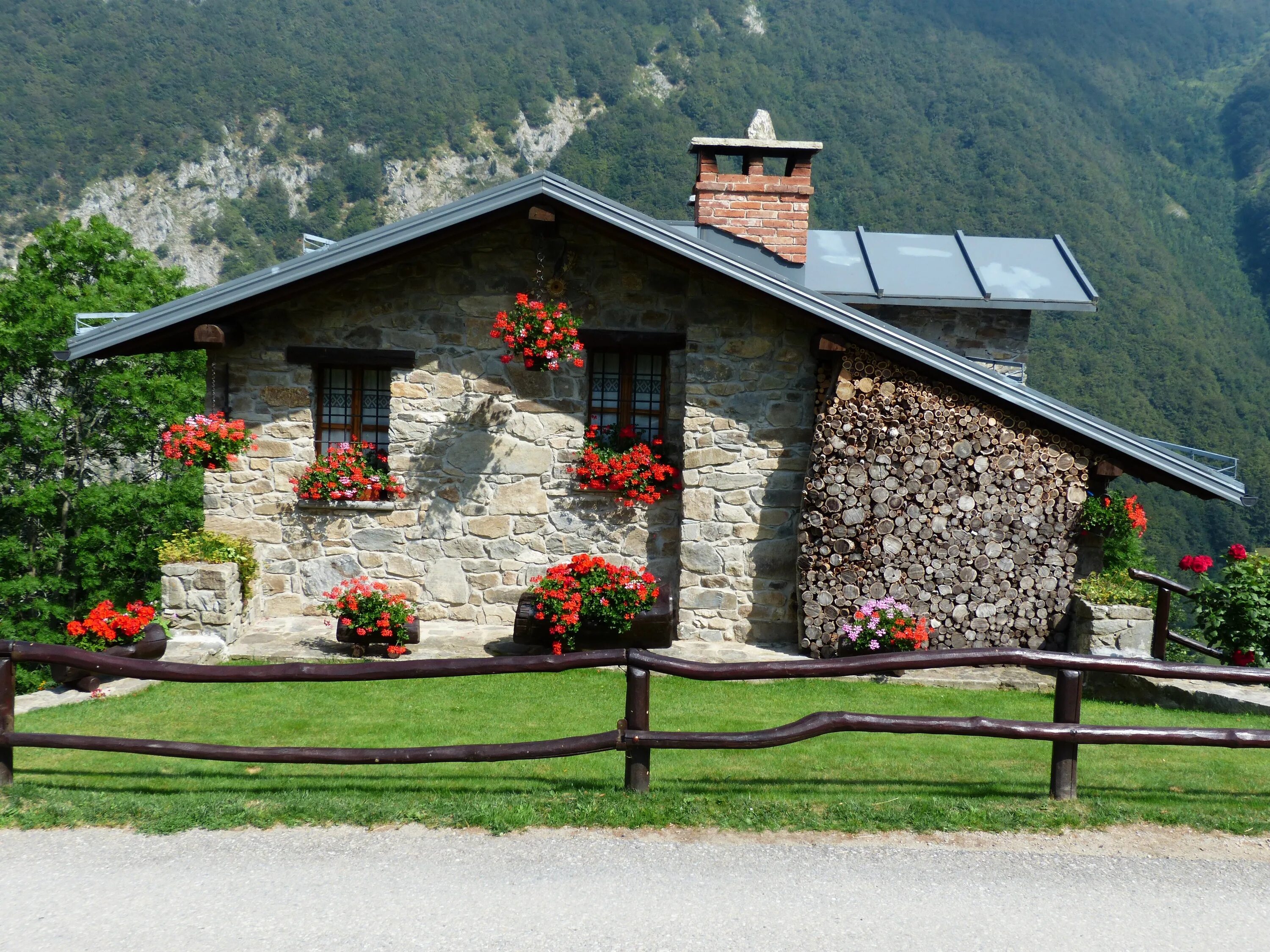 Дом дача в горах. Разноэтажный каменный дом в Италии. Деревенские каменные изгороди Германии. Дом Шваба в Швейцарии. Дом в горах.