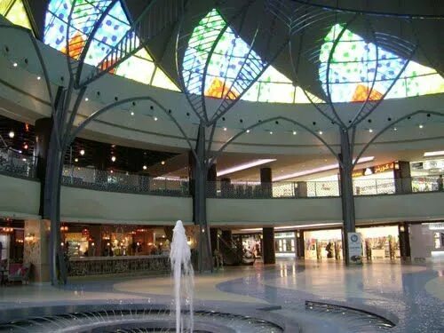 Аль хамра молл. Al Hamra Mall. Al Hamra Mall магазины. Il Hamra торговый центр. Аль ХАМРА Молл фото.