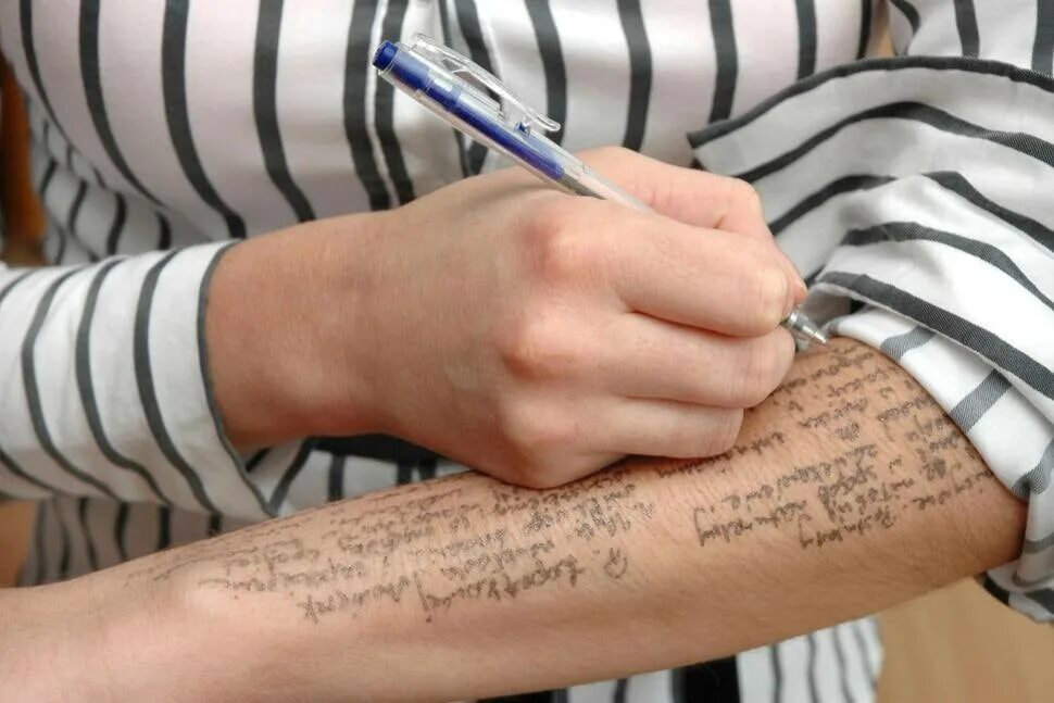 Из 20 студентов пришедших на экзамен. Шпаргалка на руке. Исписанные руки. Ученик со шпаргалкой. Рука исписанная ручкой.