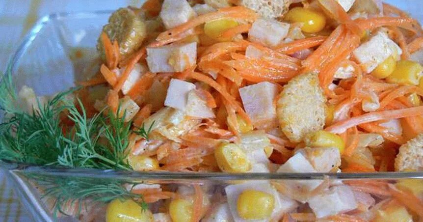 Салат колбаса корейская морковка кукуруза сухарики. Кукуруза морковь по корейски сухарики. Салат с корейской морковью и кукурузой и сухариками. Салат обжорка с колбасой и корейской морковью и сухариками. Кукуруза морковь по корейски сухарики.