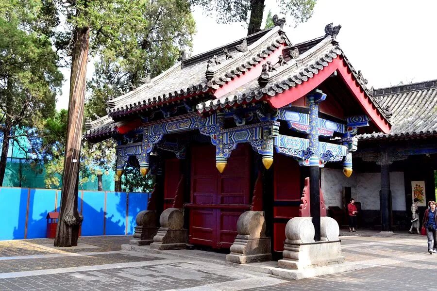 Конфуцианские храмы в цюйфу. Дом конфуция. Храм конфуция конфуцианские святыни в цюйфу. Цюйфу шаньдун. Храм и гробница конфуция и имение семьи кун в городе цюйфу.