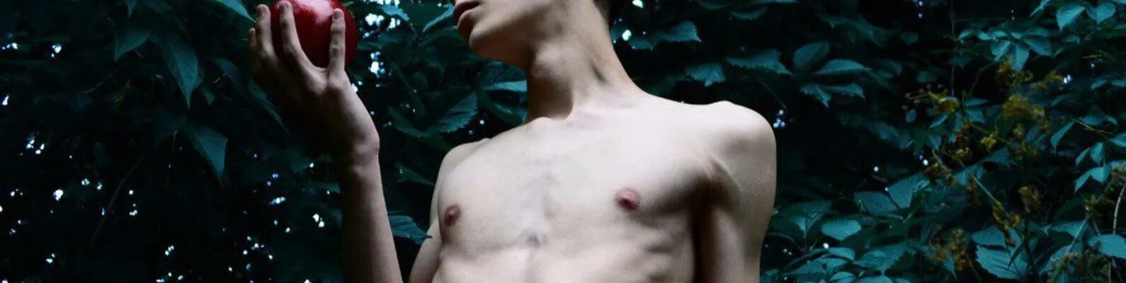 Худые парни с прессом. Скинни бойс пресс. Парни скинни бойс. Узкие джинсы на худых парнях. Эмо мальчик в скинни.