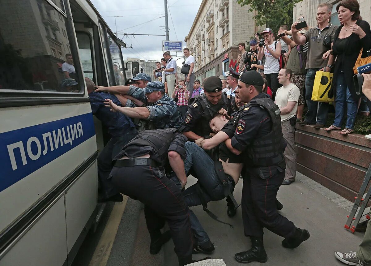 Задержание на акциях автозак. Пакуют в автозак. Митинг посадили