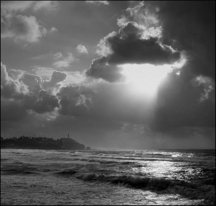 сгущение туч. страшные черные тучи. облака сгущаются. тучи сгущаются перед дождем. облака плывут серые.