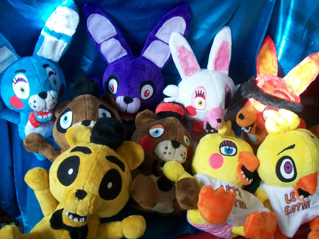 5 ночей с плюшевыми 2. Five Nights at Freddy's plushies. ФНАФ декорации. Пять ночей с плюшами. ФНАФ вещи.