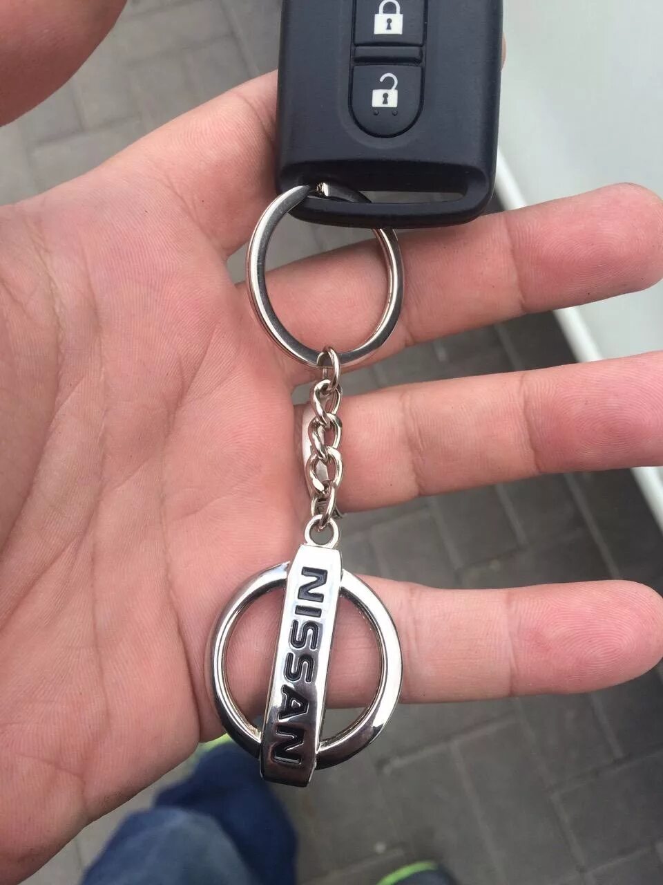 Брелок nismo. Брелок однокнопочный. Брелок с логотипом. Брелок ниссан ноут. Брелок ниссан ноут.