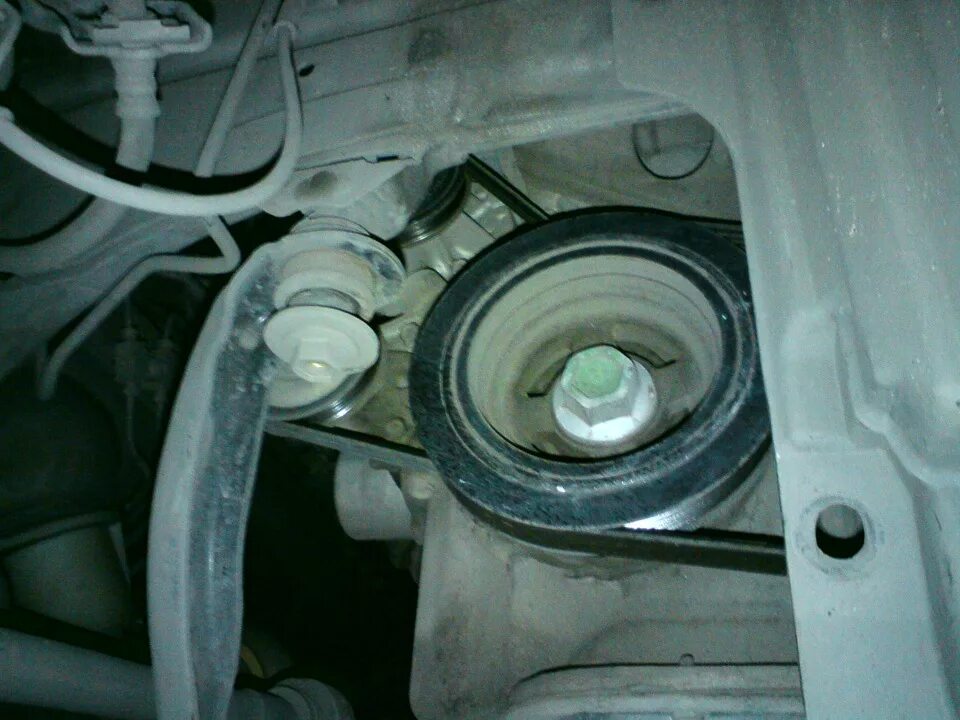 Ремень генератора микра. Nissan march 2002 1.2 ремень генератора. ремень помпы ниссан ноут 1.2 е12.