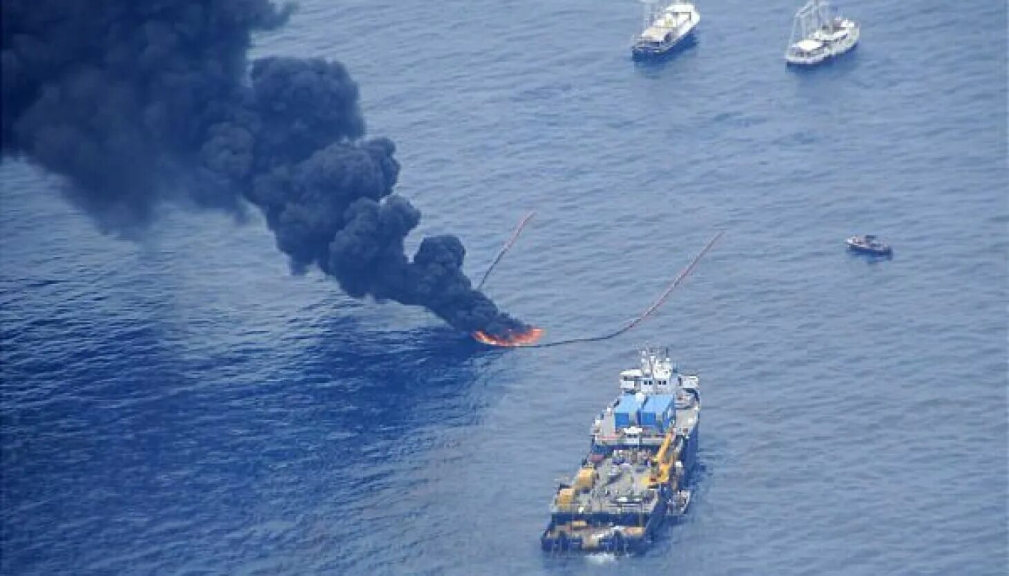 Какие ископаемые в мексиканском заливе. Взрыв нефтяной платформы Deepwater Horizon. Deepwater Horizon разлив нефти. Катастрофа в мексиканском заливе 2010. Нефтяная платформа мексиканский залив 2010.