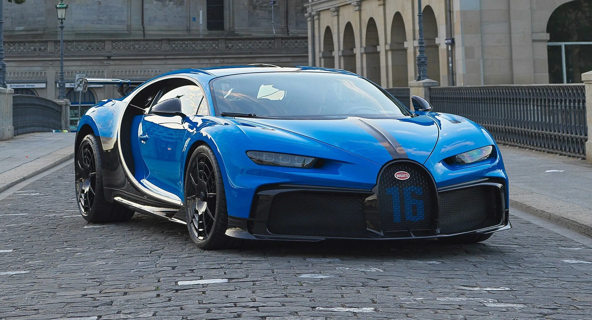 Bugatti в москве. Бугатти ЧИРОН. Бугатти Широн Pur Sport 2022. Bugatti Chiron super Sport 2021. Гиперкар Бугатти Вейрон.