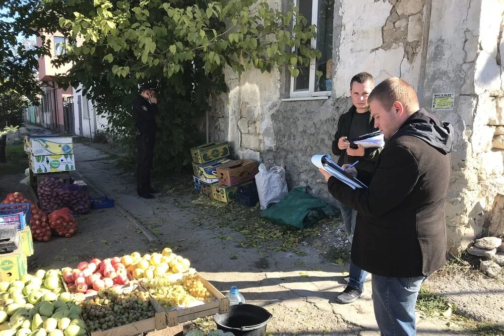 Сторож в симферополе свежие. Стихийная торговля в Симферополе. Стихийная торговля Симферополь Симферополя. Администрация города Симферополя сотрудники. Департамент стихийной торговли Симферополь.