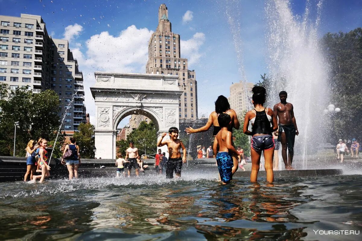 Июльская жара в городе. Аномальная жара 2010 в спб. Москва лето. Лето жара город. Жара в америке.