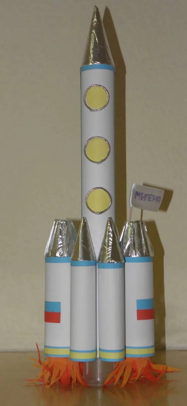 Ракета поделка в школу. Ракета поделка. Космическая ракета поделка. Поделка ракета из бумаги. Ракета объемная поделка.