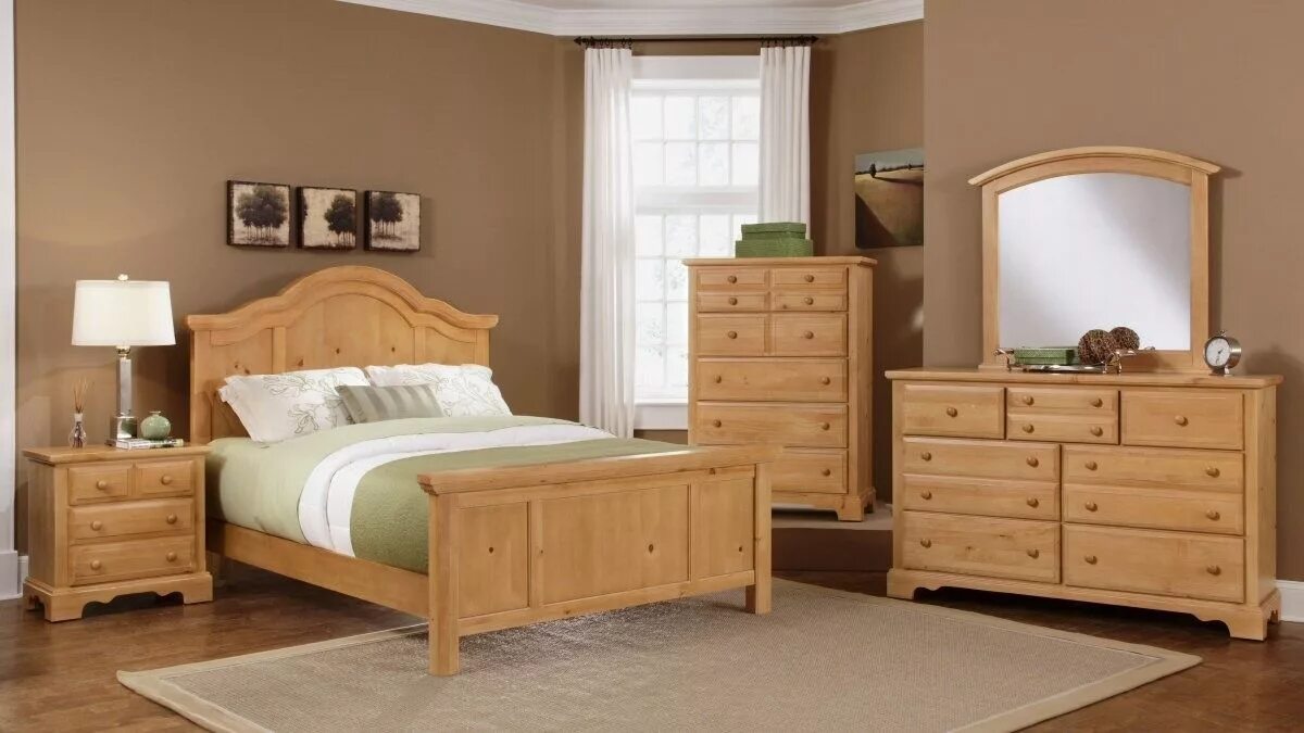 Спальня мебель дерево. Спальня с деревянной мебелью. Светлая деревянная мебель. Спальня из сосны. Спальня из массива сосны.