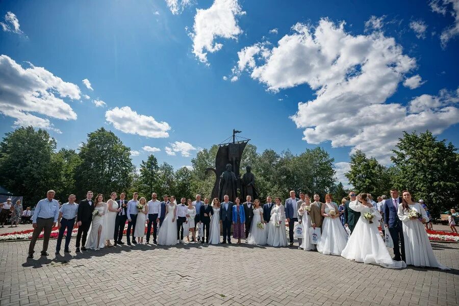 Многодетная семья. Международный день семьи в 2022. С днем семьи 15 мая поздравления. Международный день семьи. Муром памятник петру и февронии.
