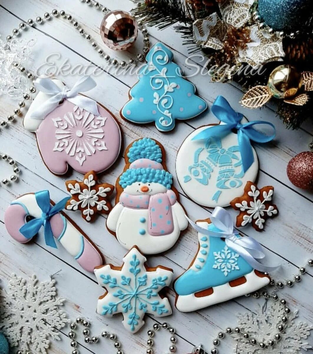 украшение пряников глазурью на новый год. рождественское печенье. пряник имбирный. рождественские пряники с глазурью. украшение пряников глазурью.